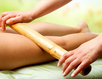 Massage mit warmen Bambusstäben